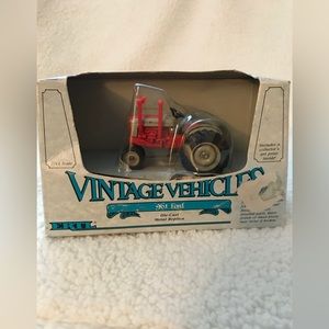 ERTL 1986 Vintage Vehicles 961 Ford Tractor 1:43 Scale, #2508- DieCast Metal